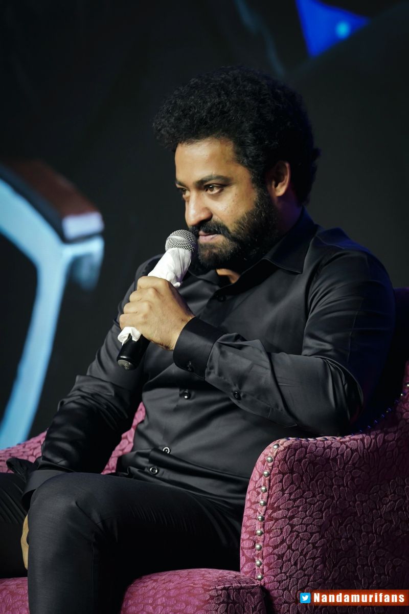 ఈ మధ్య కుప్పం రోడ్ షోలో ప్రసంగిస్తున్న నారా చంద్రబాబు నాయుడుని కార్యకర్తలు ఎన్టీఆర్ రావాలంటూ, ఆయన్ని మున్సిపల్ ఎన్నికల ప్రచారంలో దించండి అంటూ అడిగారు.