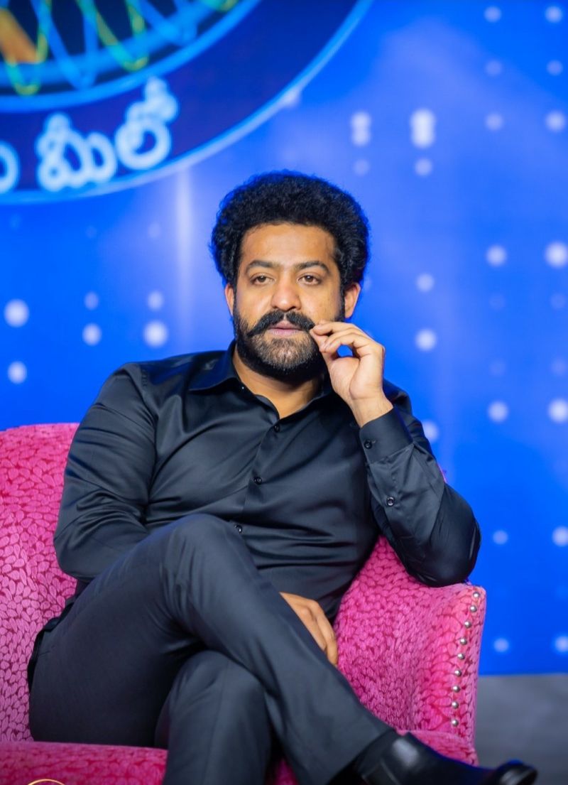 తాజాగా ఎన్టీఆర్ పై వరుస ట్వీట్స్ తో శ్రీరెడ్డి సోషల్ మీడియాలో సందడి చేశారు. ఎవరు మీలో కోటీశ్వరుడు రియాలిటీ షో వ్యాఖ్యాతగా వ్యవహరించనున్న ఎన్టీఆర్.. నేడు మీడియాతో ముచ్చటించారు. విలేకరులు అడిగిన అనేక ప్రశ్నలకు సమాధానం చెప్పారు.