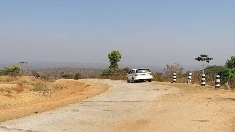इस आदिवासी इलाके में जितने भी गांव हैं, वहां अभी भी मिट्टी के घर ही मिलते हैं। जंगलों के बीच कंक्रीट की सड़कों से विकास की झलक तो मिलती है, लेकिन गांवों की हालत अच्छी नहीं है। वहीं, गांवों में मिट्टी के बने घरों में आदिवासी संस्कृति की झलक मिलती है। सभी घरों की दीवारों पर रंगों से तरह-तरह की आकृतियां बनाई गई हैं, जो आदिवासी कला की खासियत है। जहां तक जिलिंगसेलिंग गांव का सवाल है, दूसरे गांवों से इसकी स्थिति कुछ अच्छी है। यहां मिट्टी के घरों के अलावा ईंटों से बने घर भी दिख जाते हैं। वहीं घरों के निर्माण में बांस और पत्थरों का भी इस्तेमाल किया गया है।