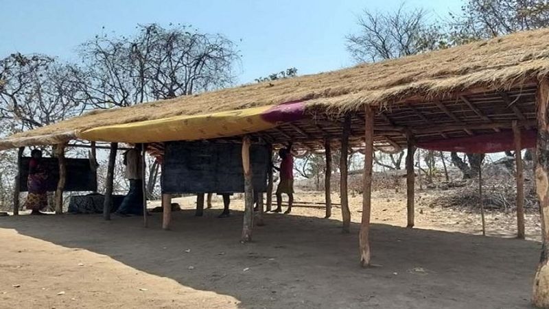 जिलिंगसेलिंग गांव ही मालती का कार्यक्षेत्र है। वह इस गांव के विकास में बहुत ही अहम भूमिका निभा रही है। मालती एक घरेलू औरत है, लेकिन गांव के 135 बच्चों के लिए वह प्राइमरी स्कूल चलाती है। इस काम में उसका सहयोग उसके पति बांका मुर्मु और देवर भरत मुर्मु करते हैं। मालती की इस गांव में बांका मुर्मु से शादी तब हुई थी, जब वह हाईस्कूल की स्टूडेंट थी। यहां आने के बाद जब उसने गांव की बदहाली देखी तो उसने कुछ करने का इरादा कर लिया। उस समय गांव में स्कूल के बारे में कोई सोच भी नहीं सकता था। गांव में पूरी तरह अक्षिक्षा और निरक्षरता का आलम था। बच्चे तो अपने गांव का नाम बोल तक नहीं पाते थे। इस गांव के लोग बाहरी लोगों से बातचीत करने में डरते तक थे। यह देखकर मालती बेचैन हो गई और उसने कुछ करने का इरादा पक्का कर लिया। इसके बाद मालती ने अपने पति और देवर के सहयोग से पहाड़ी पर स्थित अपने घर के पीछे एक प्राइमरी स्कूल खोला। पिछले साल कोरोना महामारी की वजह से जब लॉकडाउन लगाया गया तो हालात बुरे हो गए, लेकिन मालती ने हिम्मत नहीं हारी। आज मालती का स्कूल सफलतापूर्वक चल रहा है और स्थानीय लोग उन्हें इस अयोध्या पर्वत पर सीता, राम और लक्ष्मण के रूप में देखते हैं। मालती को स्थानीय आदिवासियों ने सीता का दर्जा दे रखा है, क्योंकि मालती ने उनके जीवन में बड़ा बदलाव लाया।