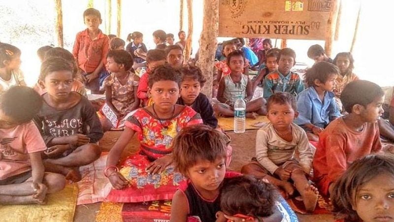 मालती के पति बांका मुर्मु और भारत मुर्मु जालदा कॉलेज के ग्रैजुएट हैं। वे अपने इलाके में स्कूल में पढ़ाने के अलावा और भी कई तरह के सामाजिक कामों में लंबे समय से लगे हैं। जब मालती ने इन कामों में रुचि दिखाई तो उनका उत्साह और भी बढ़ गया। उन्होंने बांस काटकर और पुआल से स्कूल का टेंटनुमा भवन तैयार कर दिया। इसके अलावा, वे शहर से ब्लैकबोर्ड खरीदकर लाए। मालती और उसके परिवार ने पूरे गांव में शिक्षा के लिए एक मुहिम की शुरुआत कर दी। उनका कहना था कि शिक्षा से ही अभावों और भूख की समस्या से मुक्ति मिलेगी। उइन लोगों ने घर-घर जाकर संपर्क करना शुरू कर दिया और बच्चों को स्कूल में लाने लगे।