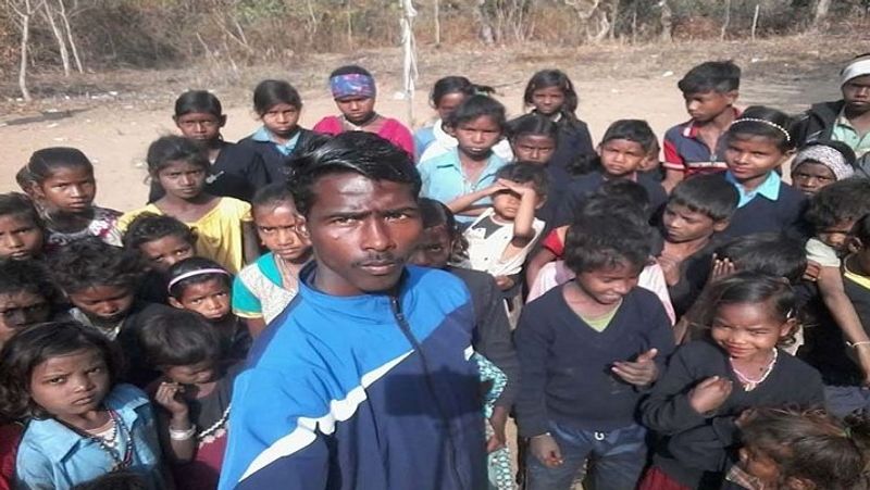 गांव में भुखमरी की समस्या भी है। वहां का मुख्य भोजन चावल और नमक है। गरीबी की वजह से लोग सब्जियां खरीद नहीं पाते हैं। किसी तरह लोग आलू-चावल का जुगाड़ कर लेते हैं। मीट-मछली यहां के लोगों के लिए सपना ही है। आम तौर पर त्योहारों के मौके पर लोग मीट-मछली खाते हैं। वैसे, हर घर में मुर्गे-मुर्गी पाले जाते हैं और अंडा उपलब्ध रहता है। लेकिन त्योहारों के मौके पर ही इनका सेवन आदिवासी करते हैं। यहां सिंचाई की भी समस्या गंभीर है। ज्यादातर लोग मजदूरी करने के लिए पास के शहर में जाते हैं, लेकिन नियमित तौर पर मजदूरी नहीं मिलती है।