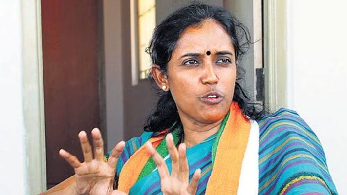 Kiss that scalp ... Melting Jyotimani MP ..! Kiss that scalp ... Melting Jyotimani MP ..!