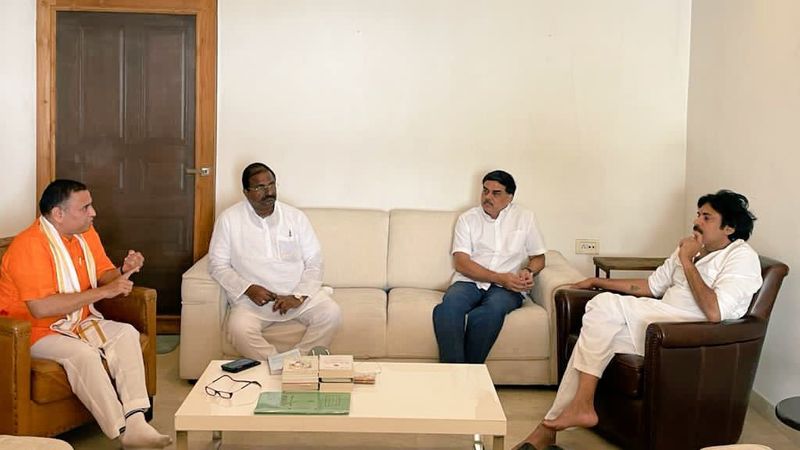 బీజేపీ కంటే అత్యధిక ఓటు షేర్ కలిగిన జనసేన ఎన్నికల నుండి తప్పుకొని, ఆ పార్టీకి మద్దతు ఇవ్వడం ఏమిటని వారు ప్రశ్నిస్తున్నారు. సామాజిక సమీకరణాల పరంగా కూడా కాపు ఓట్లు అధికంగా ఉన్న చోట జనసేన పోటీ చేయడం ఎంతో కలిసొచ్చే అంశం అంటున్నారు.