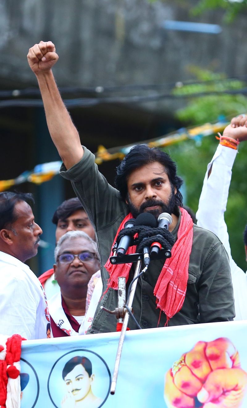 పవన్ నిర్ణయాన్ని సమర్ధించే వారు, వ్యతిరేకించే వారిగా విడిపోయి వాదులాడుకుంటున్నారు. వచ్చే ఎన్నికలలో సీఎం కాండిడేట్ కూడా పవన్ కాదని... బీజేపీ వాళ్లే తీసుకుంటారని కొందరు కార్యకర్తలు ఆవేదన చెందుతున్నారు.