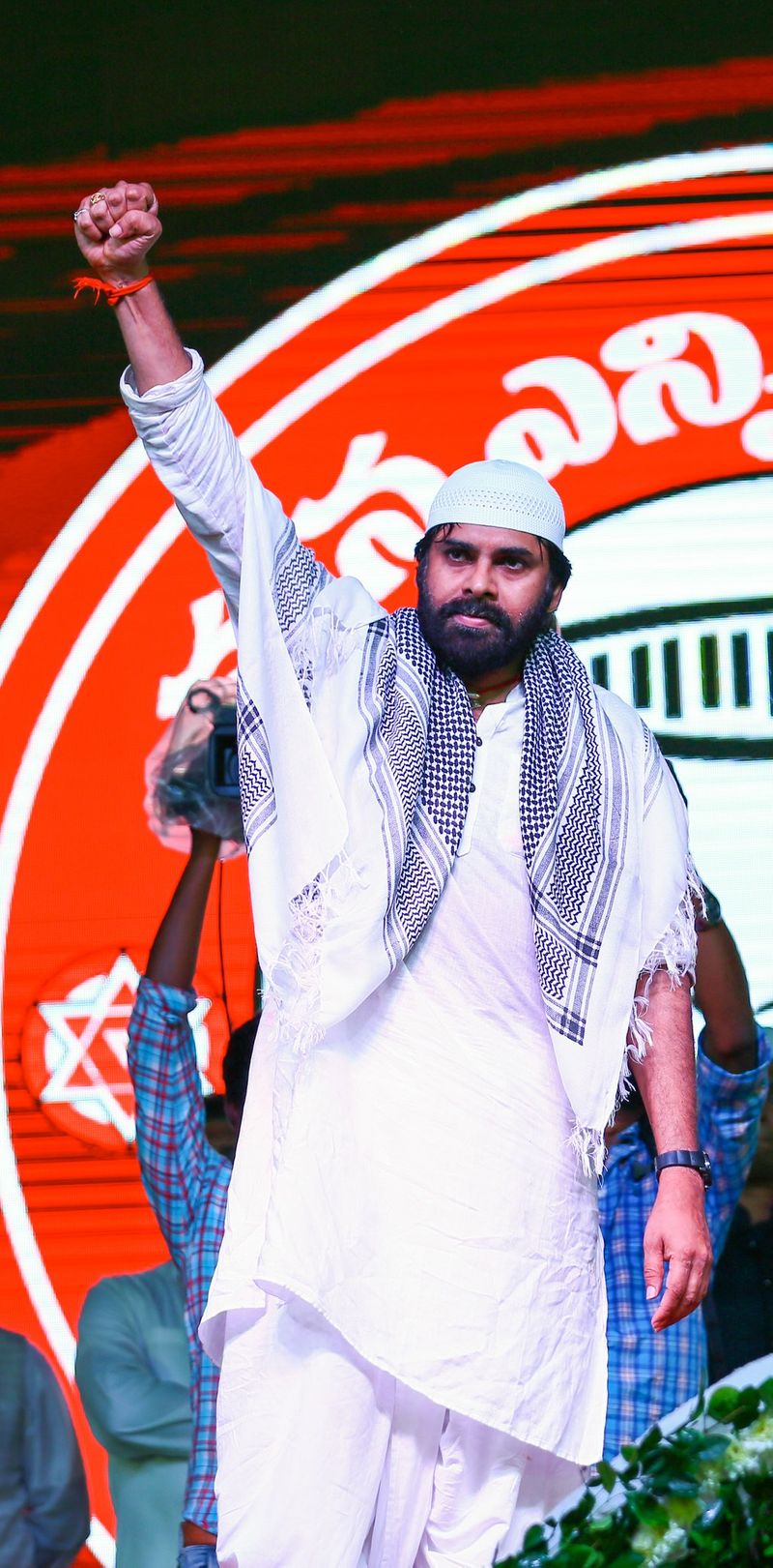 తిరుపతి బై పోల్స్ లో జనసేన కార్యకర్తలు అందరూ నోటాకి ఓటు వేయాలని అంటుంటే.. కొందరు అలాంటి తొందరపాటు నిర్ణయాలు తీసుకోవద్దని అంటున్నారు.