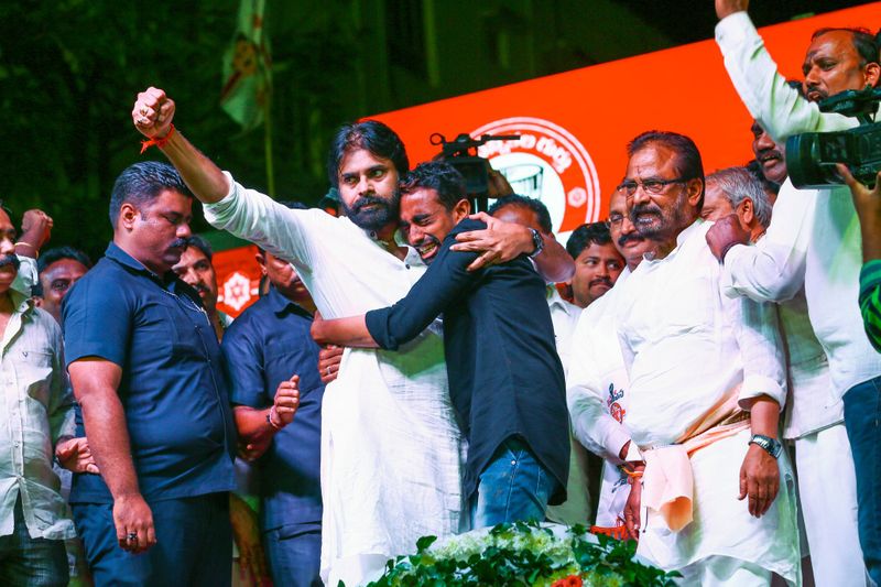 కొందరైతే రాయలేని భాషలో బూతులు తిడతుండగా, కొందరు మాత్రం పవన్ ని సమర్దిస్తున్నారు. అథినేత నిర్ణయాన్ని గౌరవించని వారు నిజమైన జన సైనికులు కాదని అంటున్నారు.
