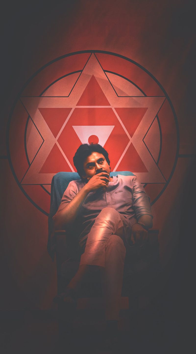 పవన్ నిర్ణయం వెనుక గొప్ప వ్యూహం ఉంటుందని.. ఒకటి కోల్పోతే పది సీట్లు తెచ్చుకొనే ప్లాన్ అయి ఉంటుందని సమర్థిస్తున్నారు. సోషల్ మీడియాలో పవన్ ఫ్యాన్స్ రెండుగా చీలిపోయారు.