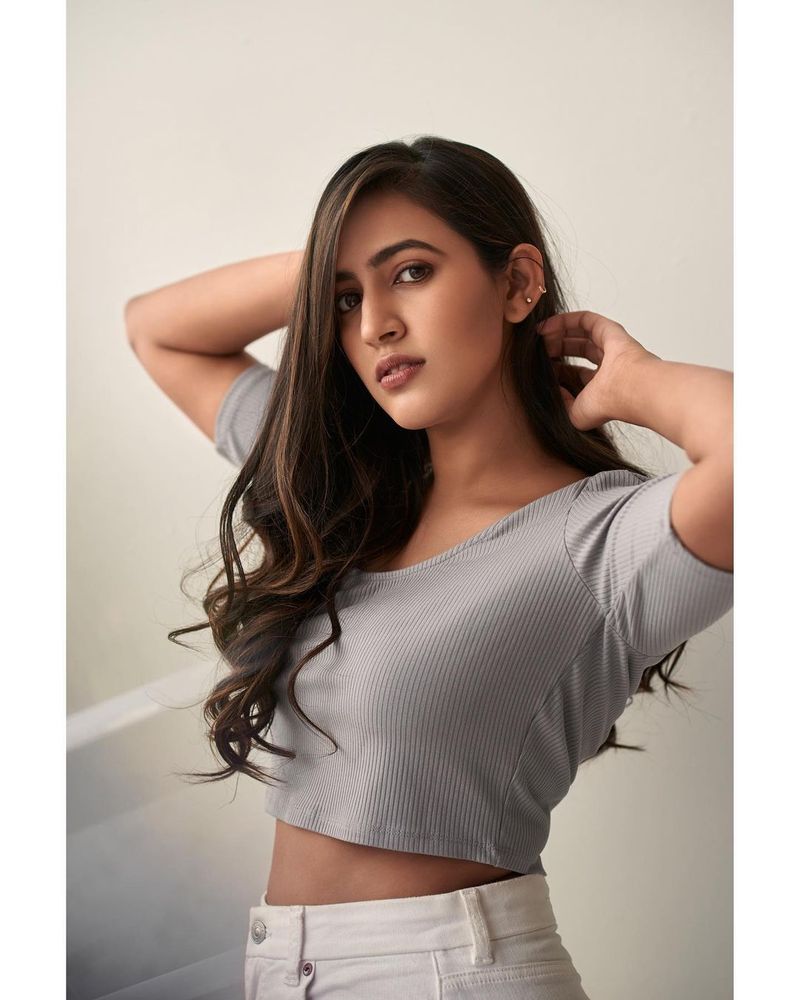 అలాగే ఓ వెబ్ సిరీస్ లో నిహారిక నటిస్తున్నారు. యాంకర్ అనసూయ కూడా ఓ కీలక రోల్ చేస్తున్నారు. ఇటీవలే ఈ సిరీస్ షూటింగ్ ప్రారంభం అయ్యింది. నటన కొనసాగించినా, గ్లామర్ ఫోటో షూట్స్ కి గుడ్ బై చెబుతుందనుకుంటే అసలు తగ్గడం లేదు.