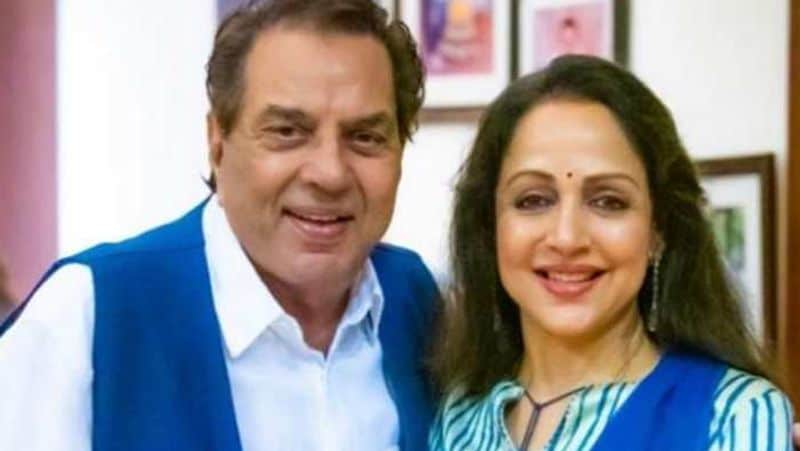 85 साल के एक्टर के ट्वीट के बाद उनके फैंस चिंता में पड़ गए। कई यूजर्स ने उनसे पूछा कि वो दिल टूटने या आहत होने जैसी बातें क्यों लिख रहे हैं। एक फैन ने लिखा, 'अपनों ने बेगाना बनाया, औरों से मैंने प्यार पाया।' इस पर धर्मेंद्र ने रिप्लाई करते हुए लिखा, 'ऐसा क्यों होता है सरबजीत... चलते चलते चाहत पाली... दे के दर्द चलते बने...'