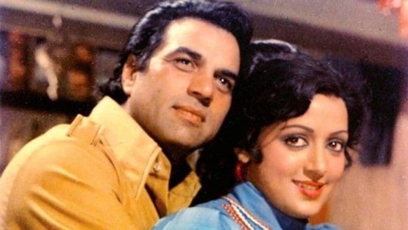 बीते महीने ही धर्मेंद्र ने ये स्वीकार किया था कि वो थोड़े परेशान और दुखी थे। एक फैन को जवाब देते हुए उन्होंने लिखा था, 'सुमाइला, इस बे-जा चाहत का हकदार... मैं नहीं... मासूमियत है आप सब की... हंसता हूं हंसाता हूं... मगर उदास रहता हूं... इस उम्र में कर के बे-दखल... मुझे मेरी धरती से... दे दिया सदमा... मुझे मेरे अपनों ने।'
