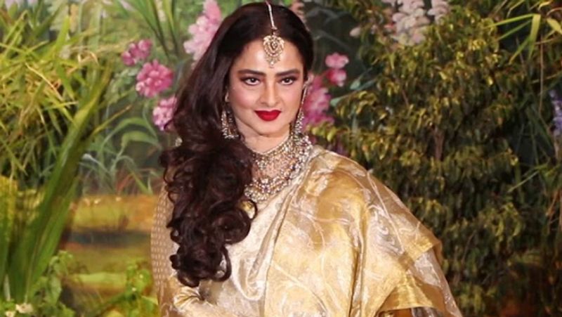 जब रेखा पहली बार मुंबई आई थीं तो उस वक्त वो हिंदी भाषा नहीं जानती थीं और उन्हें वो भाषा समझ आती थी और ना ही बोलनी। उस वक्त इंडस्ट्री में केवल हिंदी या पंजाबी ही ज्यादा बोली जाती थी, जिसके चलते रेखा को सबसे ज्यादा दिक्कत आई थी।
