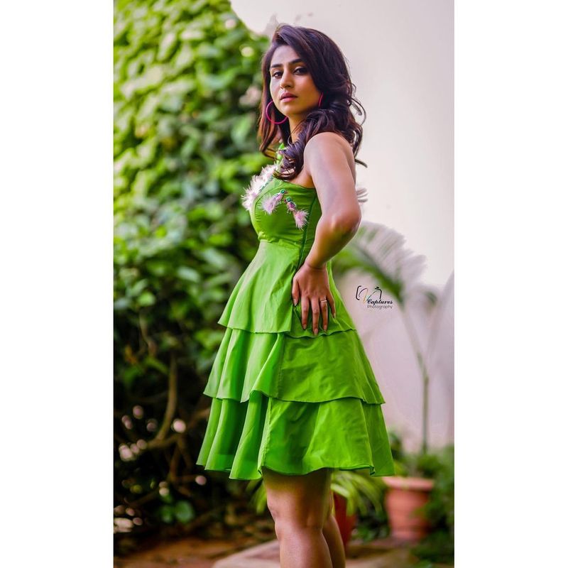 జబర్ధస్త్ షోకి పోటీగా మొదలైన ఈ షో పర్వాలేదు అనిపించుకుంటుంది కానీ.. పూర్తిగా ప్రేక్షకుల్లోకి వెళ్ళలేదు. షోలో పాల్గొంటున్న జడ్జెస్, కంటెస్టెంట్స్ మరియు యాంకర్ తమ శక్తి మేర షో సక్సెస్ కోసం ట్రై చేస్తున్నారు.