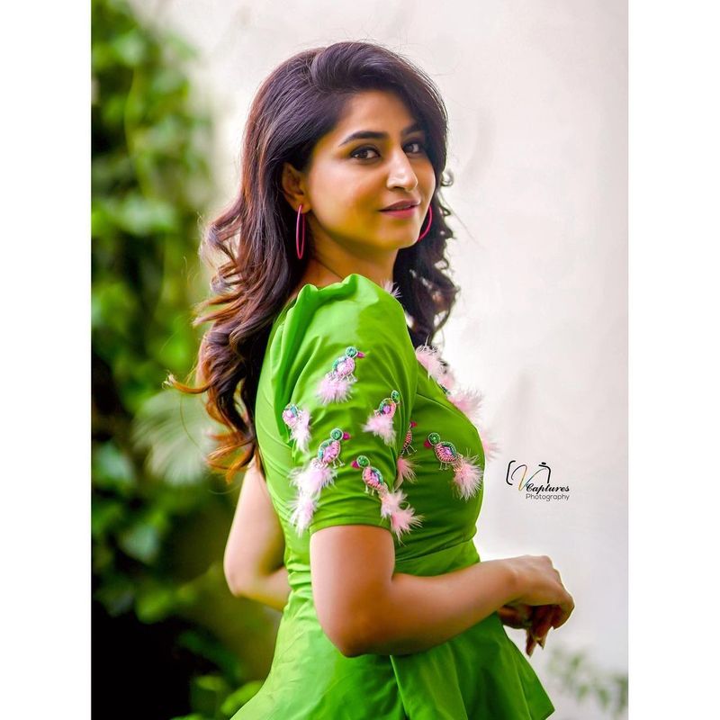 హీరోయిన్ గా ఎదగకపోయినా రష్మీ, అనసూయల మాదిరి స్టార్ యాంకర్ గా బుల్లితెరను ఏలాలన్నది వర్షిణి కల. ఆ దిశగా అడుగులు పడ్డాయి కానీ, వాళ్ళ స్థాయిలో మాత్రం గుర్తింపు రాలేదు. అయితే వర్షిణీ స్టార్ యాంకర్ అయ్యే అవకాశం భవిష్యత్ లో లేకపోలేదు.