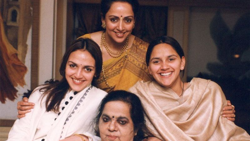 फिल्मों में आने के बाद धर्मेंद्र को फिल्म 'ड्रीम गर्ल' के दौरान हेमा मालिनी से प्यार हो गया और 5 साल एक-दूसरे को डेट करने के बाद दोनों ने मुस्लिम धर्म अपनाकर शादी कर ली। हेमा मालिनी और धर्मेंद्र की दो बेटियां है, जिनके नाम ईशा और अहाना देओल है।
