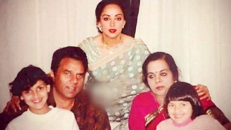 हेमा मालिनी ने एक बार सिमी ग्रेवाल के टॉक शो 'रेन्डेजवस विथ सिमी ग्रेवाल' में बताया था कि 'धर्मेंद्र को सलवार कमीज बहुत पसंद है और वो उन्हें और दोनों बेटियों को उसी में देखना पसंद करते हैं, लेकिन इसका ये मतलब नहीं है कि उन्हें जींस बिल्कुल पसंद नहीं है।'