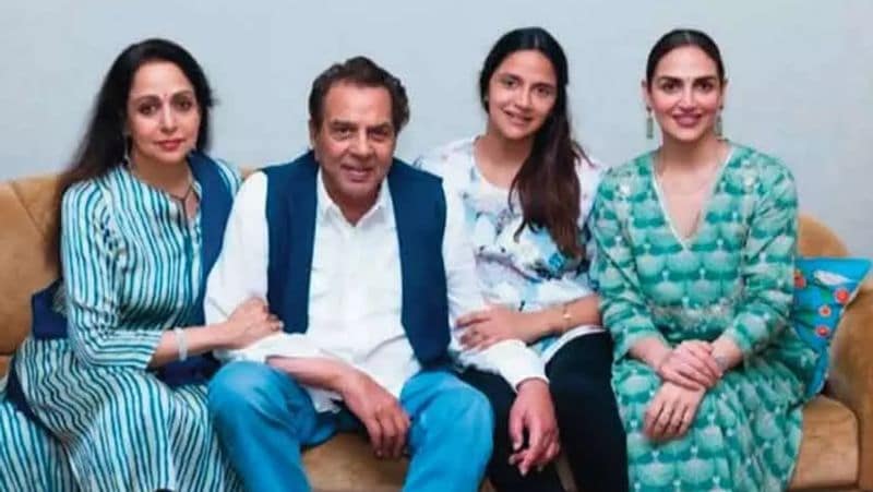 फिर एक ऐसा भी वक्त आया जब ईशा को फिल्मों में आए 17 साल बीत गए तब धर्मेंद्र ने ‘Cakewalk’ में ईशा की शानदार एक्टिंग के लिए उनकी खूब तारीफ की थी। ये जानकारी हेमा मालिनी की बायोग्राफी 'Beyond The Dream Girl' किताब से मिली है।
