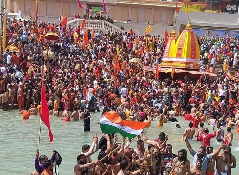 श्रद्धालुओं के लिए लगाई जाएंगी अतिरिक्त बसें
मुख्यमंत्री तीरथ सिंह रावत ने शनिवार को मुख्यमंत्री आवास में कुंभ की व्यवस्थाओं को लेकर समीक्षा की। मुख्यमंत्री ने कहा कि प्रत्येक 12 साल बाद में होने वाले कुंभ मेले के प्रति देश-विदेश की आस्था जुड़ी है। कुंभ के प्रति श्रद्धालुओं में सकारात्मक संदेश जाए, इसके लिए भी प्रयास किए जाएं। कुंभ मेले में कोविड नियमों के अनुपालन के साथ अधिक से अधिक श्रद्धालु इसमें शामिल हों, यही सबका उद्देश्य होना चाहिए। उन्होंने कहा कि श्रद्धालुओं को लाने और ले जाने के लिए अतिरिक्त बसें भी लगाई जाएंगी।
