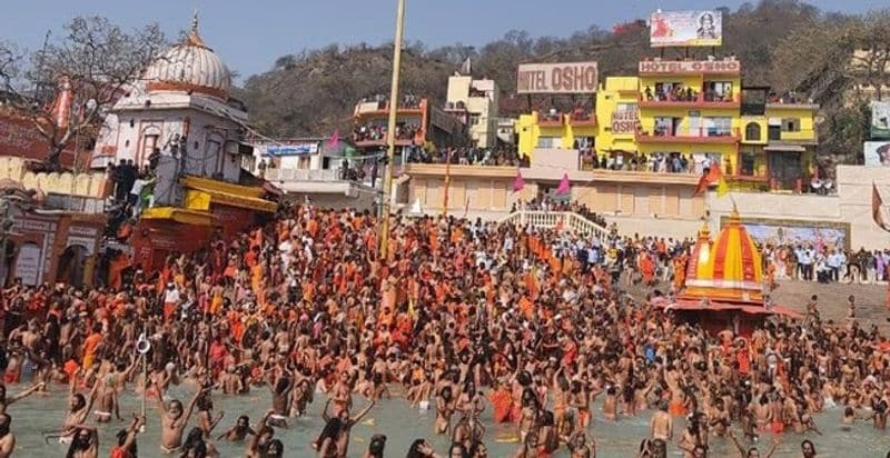 मीडिया कर्मियों को लगेगा टीका
मुख्यमंत्री तीरथ सिंह रावत ने कहा कि मीडियाकर्मियों को भीड़भाड़ वाले इलाकों में जाना पड़ता है, जिससे उन्हें कोरोना संक्रमण का अधिक खतरा रहता है। शीघ्र ही दून मेडिकल कॉलेज अस्पताल में मीडियाकर्मियों के वैक्सीनेशन की व्यवस्था की जाएगी। साथ ही उनके लिए विशेष कैंप भी लगाए जाएंगे।
