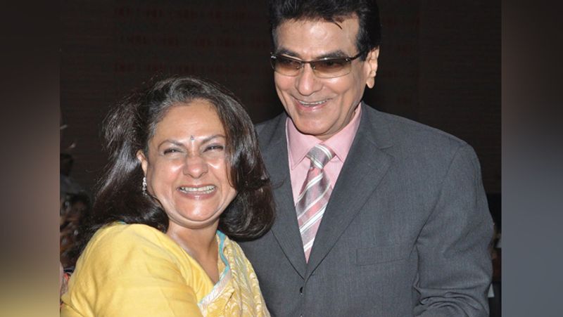 जितेंद्र ने कहा- चार स्टोरी की चॉल में हम 80 परिवार रहते थे और सभी के बीच में खूब प्यार होता था। सभी एक-दूसरे की मदद के लिए हमेशा तैयार होते थे, चाहें बात चाय पत्ती की हो या फिर कुछ और। जब मेरे घर में पंखा लगा तो बिल्डिंग के सभी लोग देखने आए थे। जितेंद्र कहते हैं घर में ट्यूबलाइट भी सबसे पहले हमारे ही लगी थी।