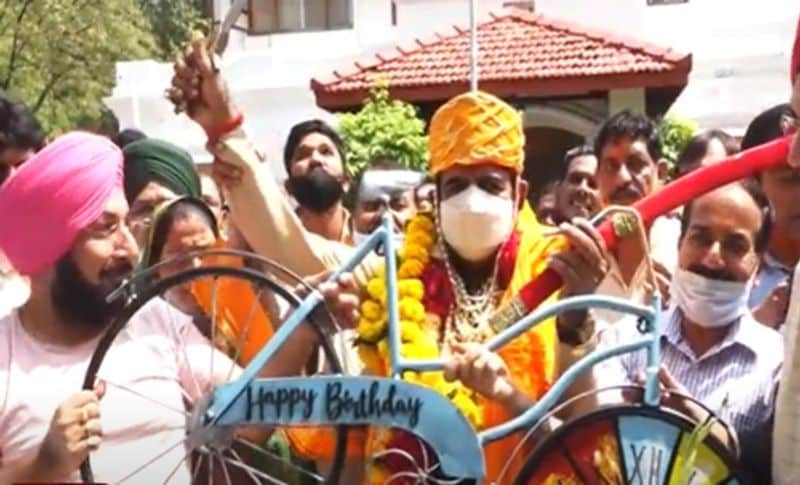 दरअसल, एमपी कांग्रेस नेता केके मिश्रा ने ट्वीट कर सांसद लालवानी पर कई तरह के सवाल उठाए और महाशिवरात्रि पर मनाए गए जन्मदिन को लेकर तंज कसा है। उन्होंने कहा कि इंदौर के सांसद और मेरे मित्र शंकर लालवानी ने भगवान शंकर के नाम पर लोकप्रियता बटोरने के लिए अपना झूठा जन्मदिन बड़ी धूमधाम से मना लिया। अब कई लोग सांसद को लेकर कई तरह के कमेंट्स कर रहे हैं। किसी ने लिखा कि देश में सबसे ज्यादा पसंद किए गए इंदौर के सांसद शंकर लालवानी जी को ऐसा नहीं करना चाहिए था।