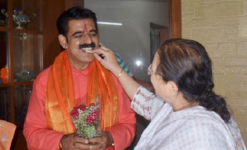 मामला सामने आने के बाद सांसद ने कहा कि तिथि के हिसाब से उनका जन्मदिन महाशिवरात्रि पर ही आता है। स्कूल के समय गलत रूप से तारीख लिखी गई थी और उसी के हिसाब से पेन कार्ड बना है। जब यूजर ने पूछा कि सांसद जी आप अपने कागजों में कोई सुधार क्यों नहीं करवा पाए तो वह इस बात जबाव नहीं दे पाए।