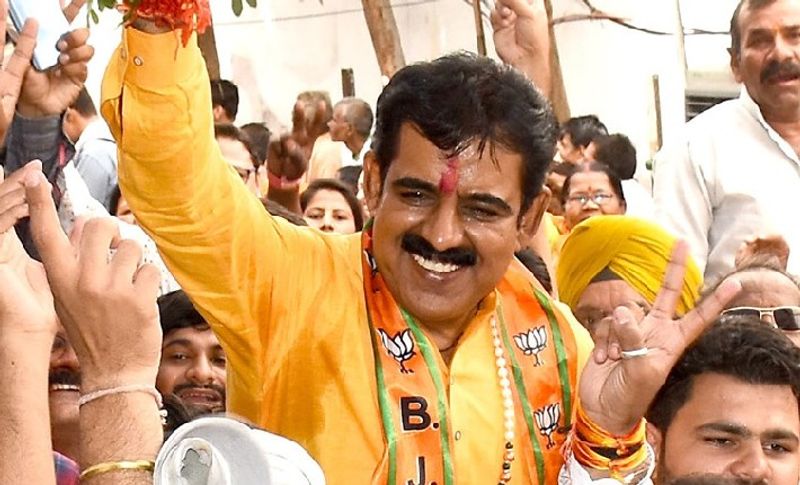बताया जा रहा है कि सांसद ने अपना जन्मदिन नगरीय निकाय चुनाव की आचार संहिता लगने से पहले ही महाशिवरात्रि को बड़े ही धूमधाम से मना लिया। शहर के अलग-अलग स्थानों पर सांसद ने केक काटा और जन्मदिन मनाया। इतना ही नहीं लोगों ने उन्हें तोहफे भी भेंट किए। कहीं उन्हें ड्रायफ्रूट से तोला गया तो कहीं उन्होंने बड़े आयोजन में जन्मदिन सेलिब्रेट किया।