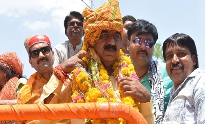 कांग्रेस का कहना है कि सांसद और फर्जीवाडे़ का चोली दामन का साथ है।अभी पैन कार्ड में अलग जन्मतिथि है सरकारी कागजों मे अलग तारीख है और जन्मदिन अलग तारीख को मनाते हैं। इस मामले को चुनाव आयोग तक ले जाया जाएगा। साथ ही सांसद शंकर लालवानी सदस्यता खत्म करने की मांग की जाएगी।