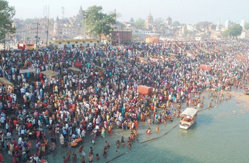 शिव पुराण और श्रीमद्भागवत में भी है जिक्र
शिव पुराण में मां विंध्यवासिनी को सती माना गया है तो श्रीमद्भागवत में नंदजा देवी कहा गया है। मां के अन्य नाम कृष्णानुजा, वनदुर्गा भी शास्त्रों में वर्णित हैं। शास्त्रों में इस बात का भी उल्लेख मिलता है कि आदिशक्ति देवी कहीं भी पूर्णरूप में विराजमान नहीं हैं। लेकिन, विंध्याचल ही ऐसा स्थान है जहां देवी के पूरे विग्रह के दर्शन होते हैं। शास्त्रों के अनुसार, अन्य शक्तिपीठों में देवी के अलग-अलग अंगों की प्रतीक रूप में पूजा होती है।
