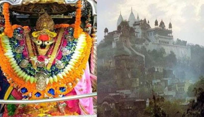 राजा प्रजापति दक्ष से कहानी से जुड़ा है इतिहास
राजा प्रजापति दक्ष की पुत्री के रूप में माता जगदम्बिका ने सती के रूप में जन्म लिया और भगवान शिव से विवाह किया। लेकिन, इस विवाह से सती के पिता दक्ष खुश नहीं थे। दक्ष ने एक यज्ञ किया जिसमें अपनी बेटी सती और भगवान शिव को छोड़कर सभी देवताओं को आमंत्रित किया। सती बिना बुलाए यज्ञ में चली गईं थी। यज्ञ में राजा दक्ष ने शिवजी के बारे में अपमानजनक बातें कहीं थी। जिसे सती सह न सकीं और सशरीर यज्ञ की वेदी में स्वयं को समर्पित कर दी थी।
