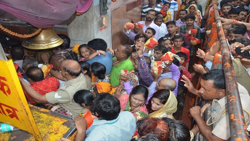 कैसे पहुंचे विंध्याचल धाम
पूर्वांचल में गंगा नदी के किनारे बसे मिजापुर से 8 किमी दूर विंध्याचल की पहाड़ियों में मां विंध्यवासिनी का मंदिर है, जो 51 शक्तिपीठों में से एक है। वाराणसी में लाल बहादुर शास्त्री यहां का निकटतम एयरपोर्ट है। जहां से विंध्याचल की दूरी 72 किलोमीटर है। विंध्याचल नजदीकी रेलवे स्टेशन है, लेकिन बहुत सारी ट्रेनें यहां नहीं रूकती तो बेहतर होगा कि मिर्जापुर तक की ट्रेन लें। यहां से विंध्याचल की दूरी लगभग 9 किमी है।
