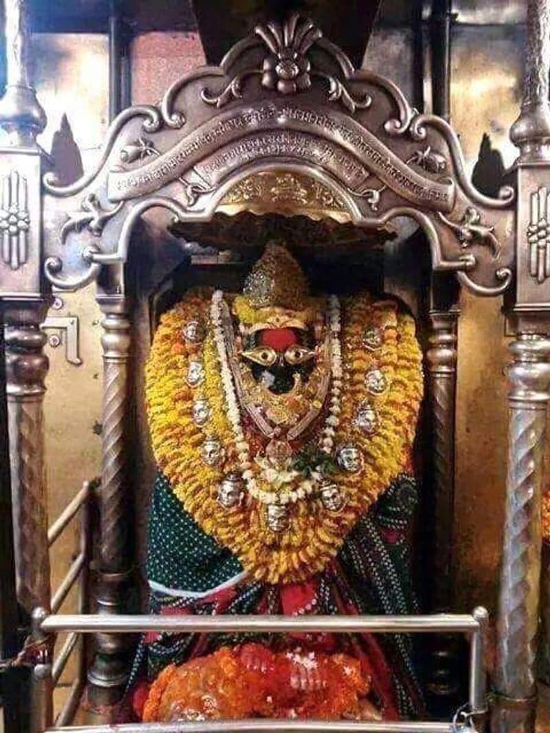 ब्रह्माजी ने भी जुड़ी है ये कहानी
माना जाता है कि सृष्टि के रचयिता ब्रह्माजी ने सबसे पहले अपने मन से मनु और शतरूपा को उत्पन्न किया था। विवाह के बाद मनु ने अपने हाथों से देवी की मूर्ति बनाकर लगभग 100 सालों तक तपस्या की। उनकी तपस्या से संतुष्ट होकर देवी ने उन्हें निष्कण्टक राज्य, वंश-वृद्धि एवं परम पद पाने का आशीर्वाद दिया। वर देने के बाद महादेवी विंध्याचल पर्वत पर चली गई। तब से विंध्यवासिनी की पूजा होने लगी।

