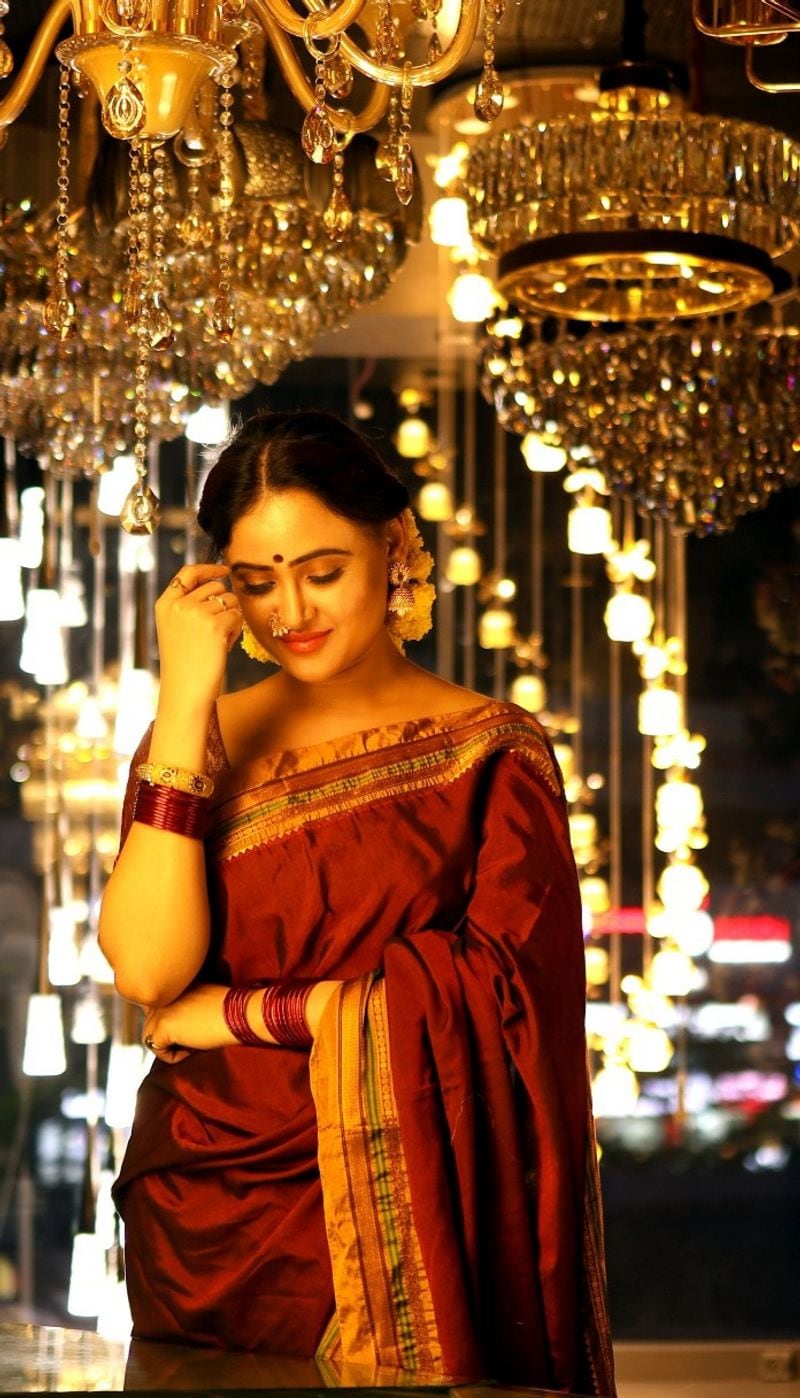 పట్టుబట్టలలో ప్రియుడు కోసం ఎదురు చూస్తున్న పడుచు వలె సోనీ ఆకట్టుకున్నారు. సోనీ లేటెస్ట్ ఫోటో షూట్ మెస్మరైజ్ చేసేదిలా ఉంది.