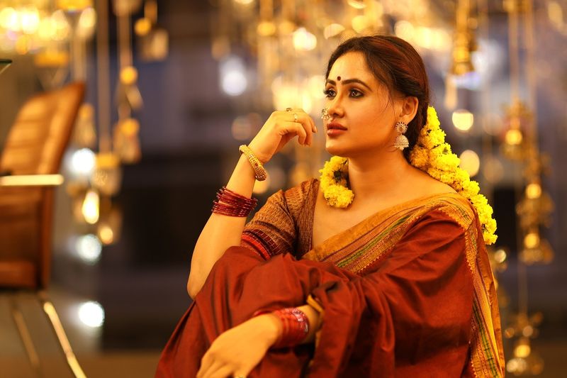 విశాలమైన కళ్ళ మధ్య వెడల్పాటి బొట్టు, ముక్కెరతో కుర్రకారు మనసుకు చక్కిలి గిలి పెట్టారు.