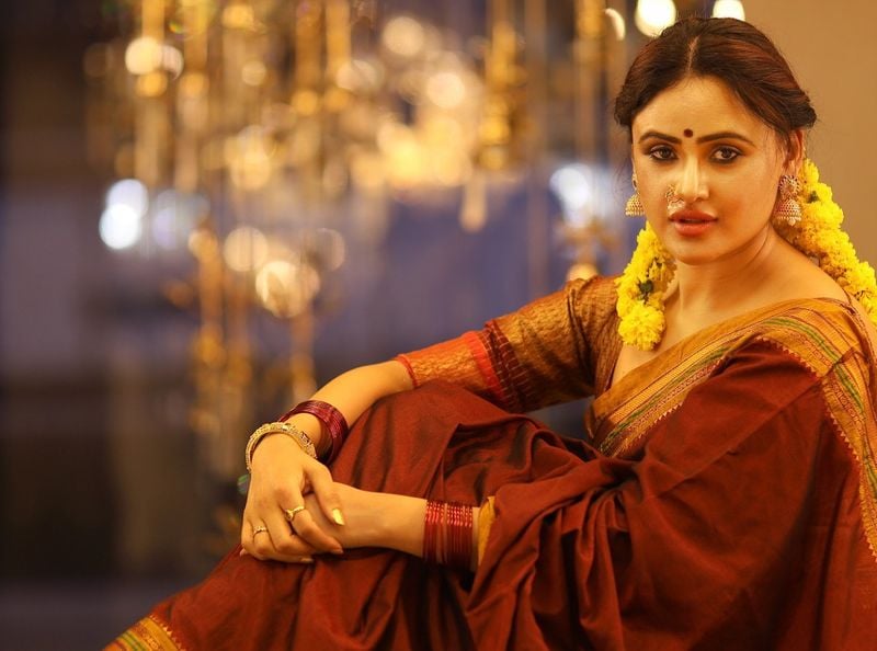 పాదారణాలా పడుచు పిల్లగా తయారై, కళ్ళతో గాలం వేసి లాగారు. బంగారు అంచు కలిగిన ముదురు ఎరుపు చీరలో సోనీ బంగారం వలె మెరిసిపోయింది.