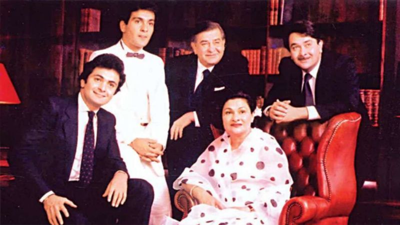 राजीव अपने पिता राज कपूर से इसी बात को लेकर चिढ़े थे कि वो उनको लेकर कोई फिल्म क्यों नहीं बना रहे। कहा जाता है कि राजीव कपूर, अपने पिता से इतने नाराज थे कि उनके निधन के बाद अंतिम संस्कार तक में नहीं गए। यही नहीं कपूर परिवार से अलग वो तीन दिन तक शराब के नशे में चूर रहे थे।