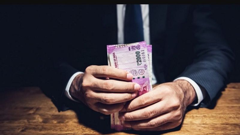 पंजाब नेशनल बैंक की वेबसाइट पर दी गई जानकारी के मुताबिक, PNB MySalary Account खुलवाने वालों को 3 लाख रुपए तक ओवरड्राफ्ट की सुविधा के साथ-साथ 20 लाख रुपए तक का एक्सीडेंटल कवर भी मिलेगा। इसके अलावा, लोन लेने पर डॉक्यूमेंटेशन और प्रॉसेसिंग फीस में पूरी छूट मिलेगी। यानी कोई चार्ज नहीं लिया जाएगा। बैंक ने इसके तहत खाता खुलवाने वाले कर्मियों को 4 कैटेगरी सिल्वर, गोल्ड, प्रीमियम और प्लेटिनम में बांटा है। यह मिलने वाली सैलरी के आधार पर निर्धारित होगा। (फाइल फोटो)