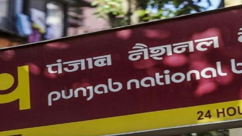 पंजाब नेशनल बैंक के इस खास सैलरी अकाउंट में हर कैटेगरी के लिए ओवरड्राफ्ट और एक्सीडेंट कवर अलग-अलग निर्धारित किया गया हैं। पीएनबी की इस खास सुविधा के तहत केंद्र सरकार, राज्य सरकार, पीएसयू, सरकारी-अर्द्धसरकारी निगम, संस्थान, कॉरपोरेट और शिक्षण संस्थान में काम करने वाले लोग अकाउंट खुलवा सकते हैं। (फाइल फोटो)