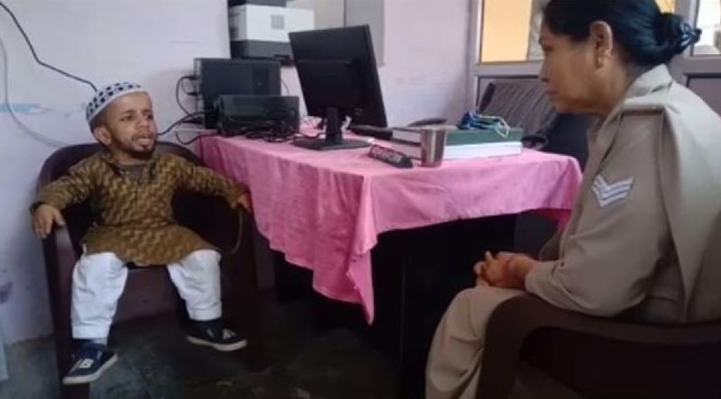 परिवार में है सबसे छोटा
अजीम का कद कम होने की वजह से इसकी शादी नहीं हो पा रही है। अजीम का कहना है कि कई बार रिश्ते भी आए, लेकिन हाइट कम होने की वजह से शादी नहीं हो पा रही है। अजीम मंसूरी अपने 6 भाई-बहनों में तीसरे नंबर के हैं।
