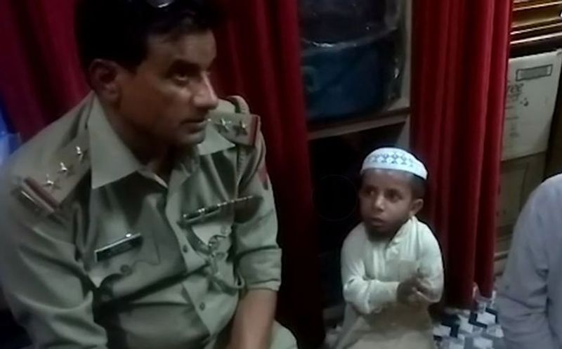 कोतवाली पुलिस ने दिया था आश्वासन
शामली में 2.03 फीट का युवक अजीम मंसूरी कोतवाली में अपनी शादी की गुहार लेकर पुहंचा था। इससे पहले यह युवक एसडीएम से लेकर सीएम तक से शादी कराने की गुहार लगा चुका था। मीडिया रिपोर्ट्स के मुताबिक कोतवाली पुलिस ने मदद करने का आश्वासन दिया था।