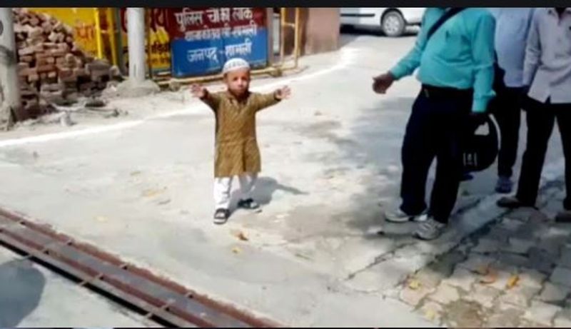 सलमान ने भी मिलने के लिए बुलाया
अजीज मंसूरी का कहना है कि मुंबई से भी मिलने के लिए कई फिल्मी हस्तियों के फोन आए हैं। अजीज मंसूरी के पास बॉलीवुड खान सलमान खान का भी फोन अजीम मंसूरी को आया था, जिसने खुद को मुंबई आकर उनसे मिलने की बात कही है।