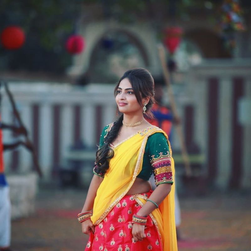 `నీలి నీలి కళ్లవాడే.. ` అంటూ సాగే జానపద పాటలో స్టెప్పులేసింది. ఆద్యంతం మాస్ బీట్తో సాగే ఈ పాట దుమ్ములేపుతుంది. ఇక ఇందులో హారిక స్టెప్పులు అదరగొడుతున్నాయి.