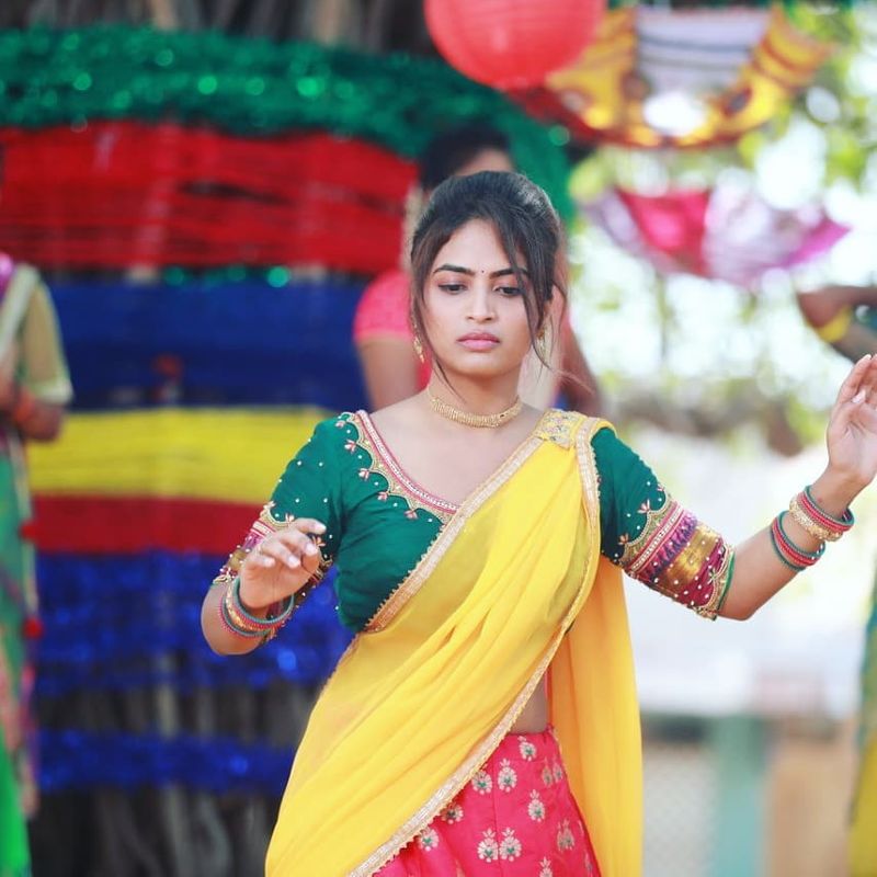 ఈసందర్బంగా హారిక స్పందిస్తూ తన మొదటి ప్రైవేట్,వీడియో సాంగ్ అని, ఫోక్ సాంగ్ చేయడం కూడా మొదటి సారి అని చెప్పింది. పట్టణ ప్రజలు ఇలాంటి ఫోక్ సాంగ్ చూడటం చాలా తక్కువ. వీటిపై తక్కువ భావన ఉండేది. ఆ ఉద్దేశంతో ఈ సాంగ్ చేయడం జరిగింది.