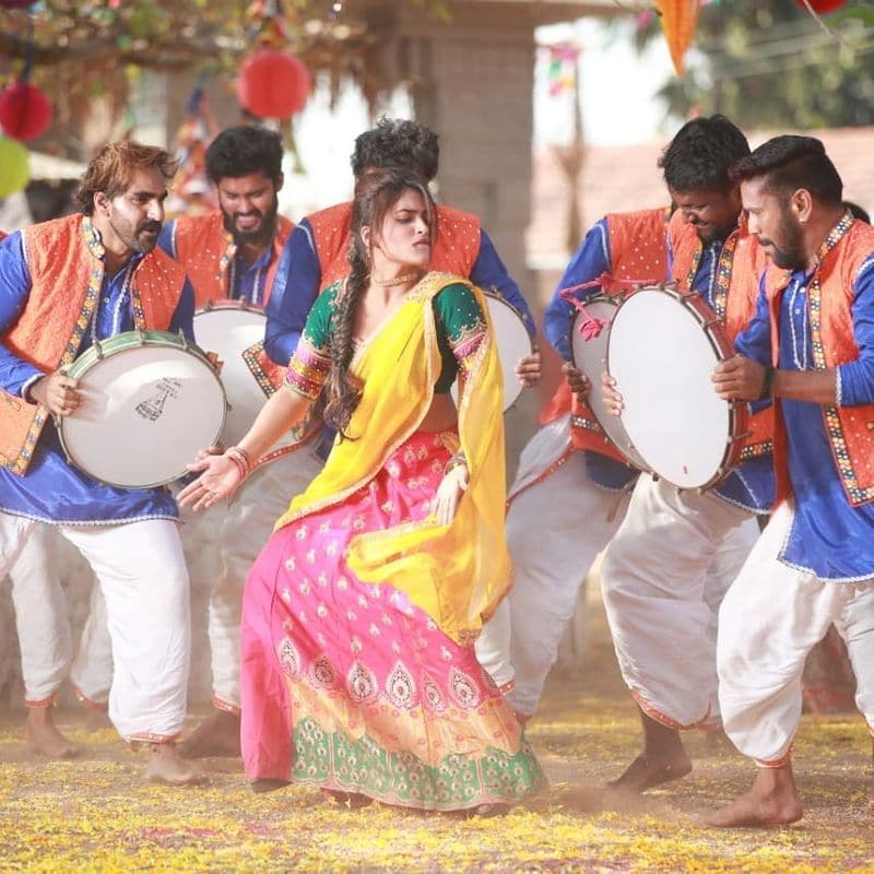 ఇదిలా ఉంటే ఇటీవల హారిక తెలంగాణ టూరిజం డిపార్ట్ మెంట్కి బ్రాండ్ అంబాసిడర్గా ఎంపికైన విషయం తెలిసిందే. టూరిజం కార్పొరేషన్ డెవలప్మెంట్ చైర్మన్ ఆమెను బ్రాండ్ అంబాసిడర్గా ప్రకటిస్తూ అపాయింట్మెంట్ ఆర్డర్ మహిళా దినోత్సవం రోజే ఇచ్చేశారు. అయితే ఈ ఉత్తర్వులు రాష్ట్ర ప్రభుత్వంతో సంప్రదించకుండానే ఆయన ఇచ్చినట్లు తెలుస్తోంది.