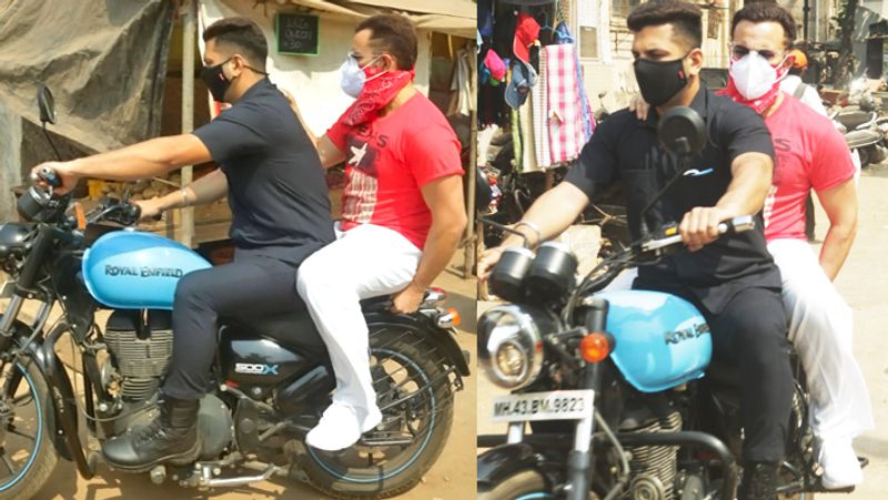 बाइक पर बैठकर वर्सोवा जेट्टी पहुंचे सैफ अली खान। इस दौरान सैफ ने पलभर के लिए भी मास्क नहीं उतारा।