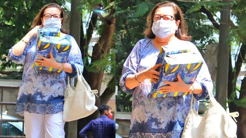 इधर वर्सोवा में स्पॉट हुए सैफ अली खान तो दूसरी ओर उनकी सास बबीता कपूर गिफ्ट्स लेकर उनके घर बांद्रा के बाहर नजर आईं।