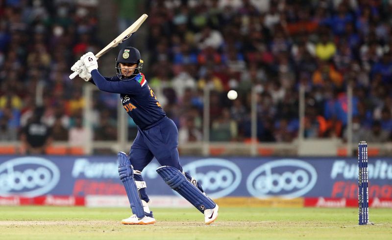 <p>ইশান কিষাণ-<br />
অভিষেক ম্যাচে ৩২ বলে ৫৬ রান করে স্বপ্নের মতো কেরিয়ার শুরু করেছেন ইশাব কিষাণ। ফলে তার জায়গা পাকা এটা নিশ্চিৎ। ফলে ধওয়ানের ফেরার কোনও সম্ভাবনা নেই। তাই তৃতীয় টি২০তে রোহিত ও ইশান কিষাণ জুটি ওপেন করবে তা নিশ্চিৎ।<br />
</p>