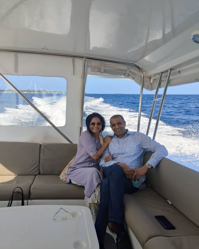 జనవరిలో పెళ్లి చేసుకున్న సునీత... కొద్దిరోజుల క్రితం భర్తతో రామ్ తో కలిసి మాల్దీవ్స్ కి హనీమూన్ కి వెళ్లారు. మాల్దీవ్స్ లో రొమాంటిక్ బీచెస్ లో అల్ట్రా స్టైలిష్ గా సునీత కనిపించారు.