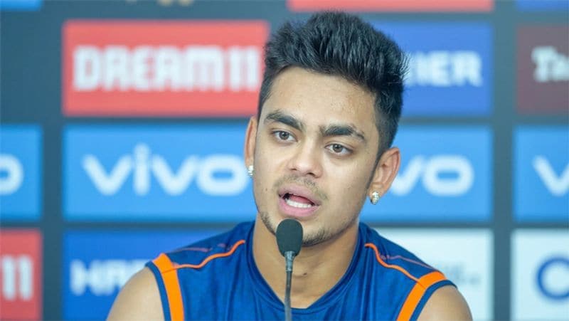 ‘లాంజ్లో ఉన్ టెలిఫోన్ దొంగిలిస్తున్నావా?’ అంటూ సెక్యూరిటీ, ఇషాన్ కిషన్ను ప్రశ్నించారు. ‘నా దగ్గర రెండు మొబైల్ ఫోన్స్ ఉన్నాయి. నేనెందుకు ఈ ఫోన్ దొంగిలిస్తా? ఇది నా బ్యాగులోకి వచ్చిందో కూడా నాకు తెలీదు’ అంటూ సమాధానం ఇచ్చాడు ఇషాన్ కిషన్.