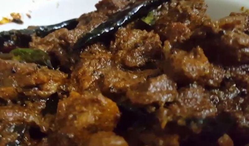 अब गैस पर दूसरा पैन चढ़ाएं और इसमें तेल डालकर मटन को डीप फ्राई कर लें। जब मटन फ्राई हो जाए तो उसमें तैयार मसाला डाल दें। 